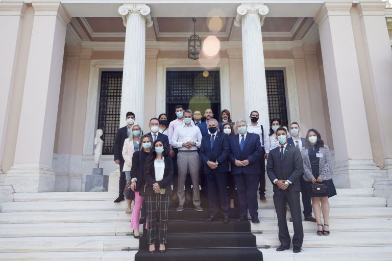 Συνάντηση Μητσοτάκη με νέους και νέες του προγράμματος «Νόστος»