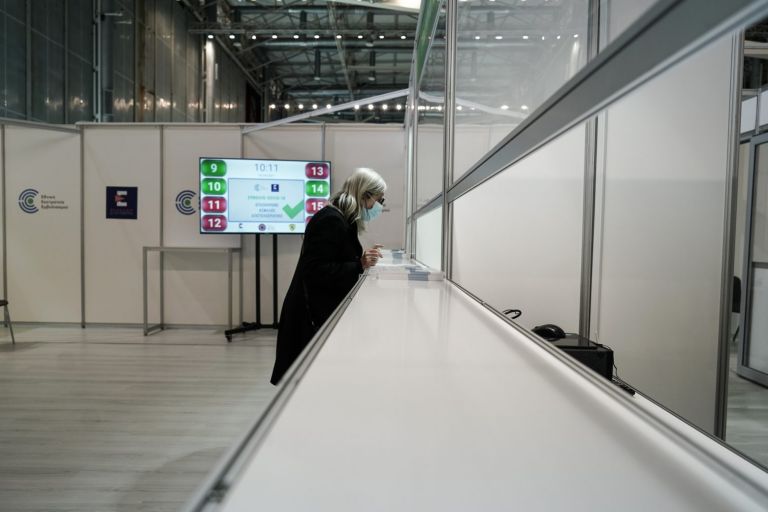 Κοροναϊός: Ανεβάζει ξανά στροφές το εμβολιαστικό πρόγραμμα – Προνόμια και μετάλλαξη Δέλτα σπρώχνουν τους διστακτικούς προς το… τσίμπημα