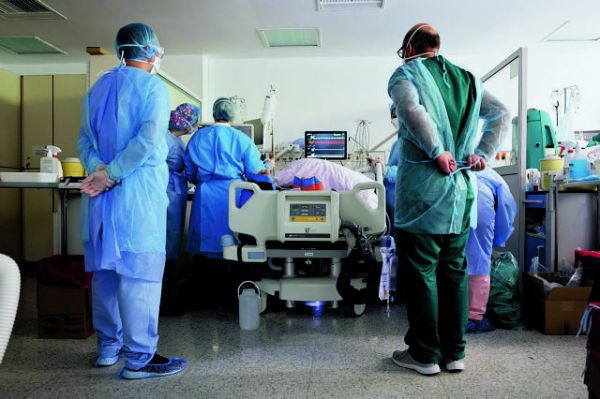 Κοροναϊός: Στα νοσοκομεία στέλνει η μετάλλαξη τους ανεμβολίαστους – Τι θα γίνει με την έξοδο του Αυγούστου