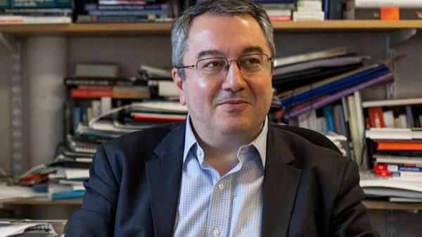 Ηλίας Μόσιαλος: «Δεν είναι διαχωρισμός η άρση των περιορισμών για τους εμβολιασμένους»