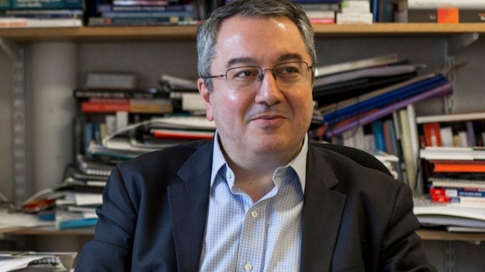 Ηλίας Μόσιαλος: «Δεν είναι διαχωρισμός η άρση των περιορισμών για τους εμβολιασμένους»