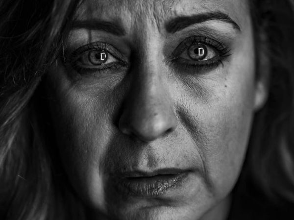 Συγκινεί η Ευαγγελία Μουμούρη: «Ένιωσα απελπισμένη όταν βρήκα νεκρό τον πατέρα μου»