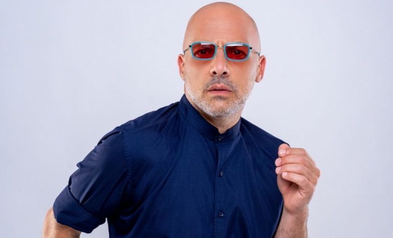 Ο Νίκος Μουτσινάς ποζάρει και γίνεται viral