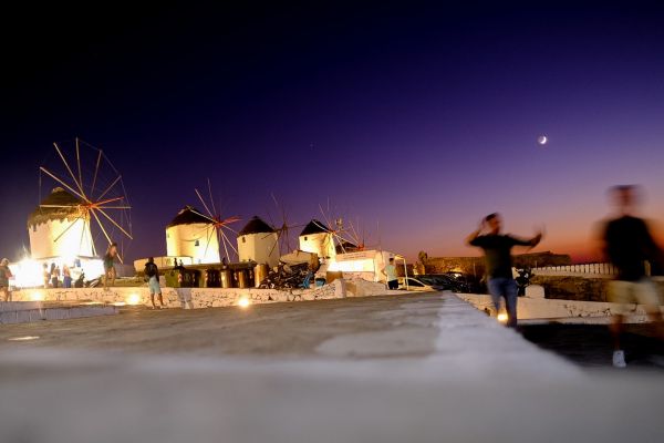 ΜέΡΑ25: Το μίνι lockdown της Μυκόνου χαλάει το καλοκαίρι της ΔΑΠ