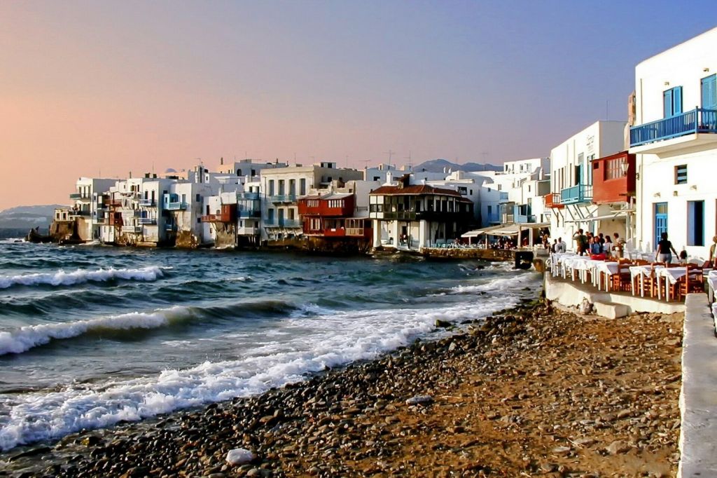 Ακόμα ένας πασίγνωστος τραγουδιστής «ψηφίζει» Ελλάδα για διακοπές – Οι βόλτες του στα σοκάκια της Μυκόνου