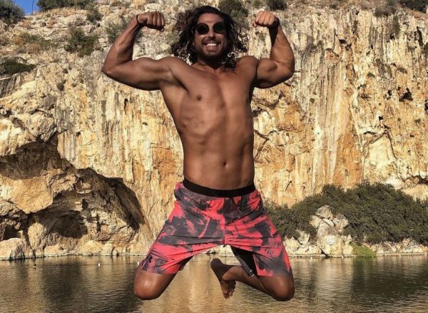 Νάσος Παπαργυρόπουλος: Ποζάρει ημίγυμνος με περικεφαλαία και… φιλοσοφική διάθεση