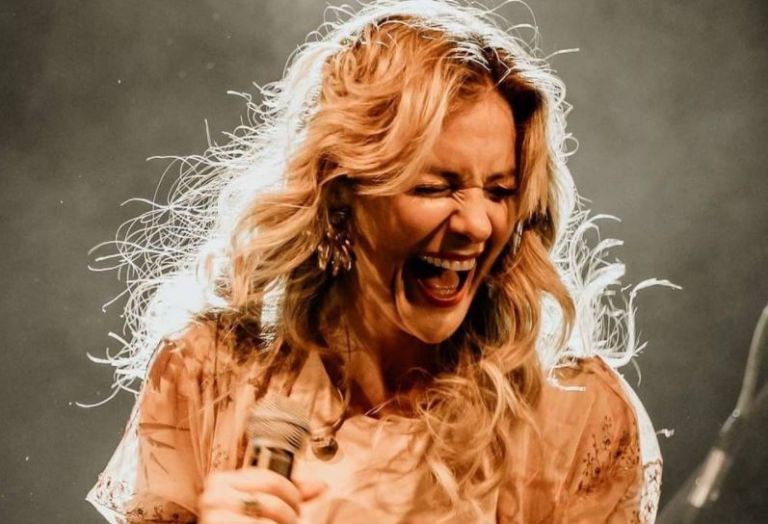 Νατάσσα Μποφίλιου: Εσείς έχετε δει την κούκλα αδελφή της;