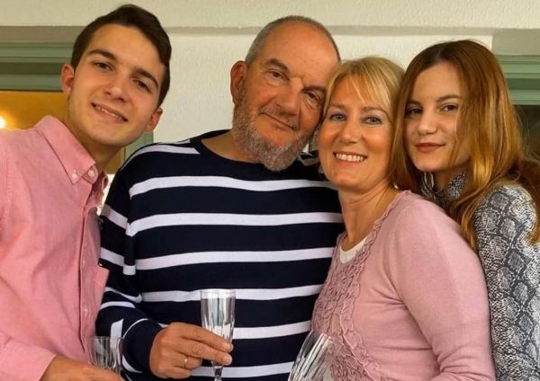 Κώστας Καραμανλής – Νατάσα Παζαΐτη: Αποφοίτησαν από το σχολείο τα δίδυμα