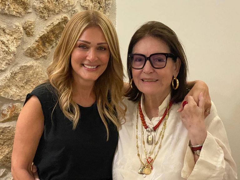 Η «υπόκλιση» της Νατάσας Θεοδωρίδου στην Νανά Μούσχουρη και η τρυφερή αγκαλιά