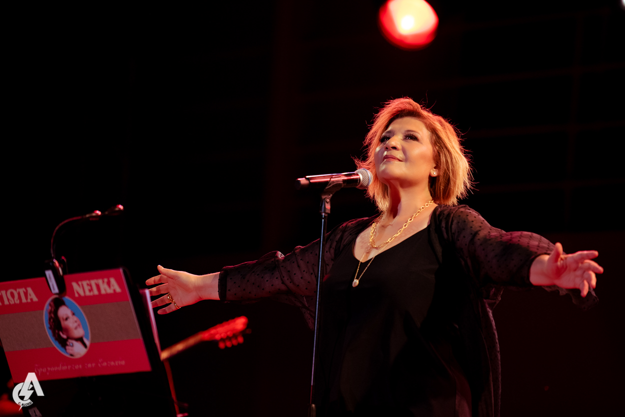 Γιώτα Νέγκα: Εντυπωσιακή σε τραγούδια της Ευτυχίας Παπαγιαννοπούλου στο Βεάκειο