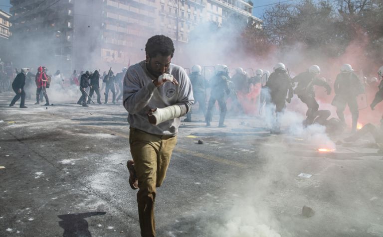 «Beckett»: Η πρώτη ταινία του Netflix που γυρίστηκε στους δρόμους της Αθήνας – Δείτε το τρέιλερ