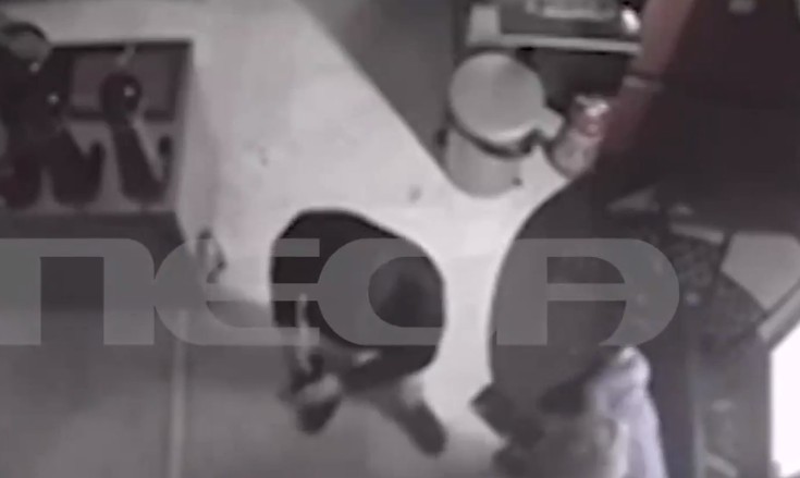 Βίντεο ντοκουμέντο: «Χτύπησαν» την ίδια καφετέρια τρεις φορές – Μπήκαν… και παρήγγειλαν καφέ