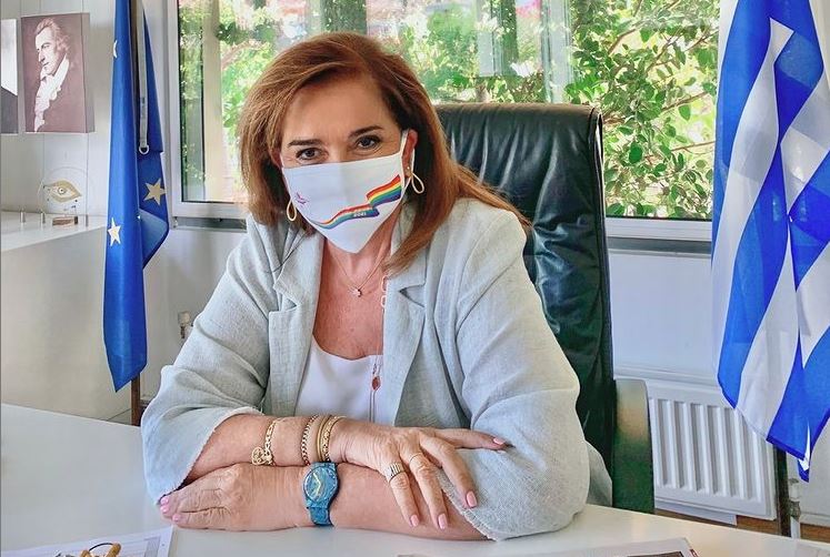 Ντόρα Μπακογιάννη: Φωτογραφία με τα επτά εγγόνια της στη θάλασσα