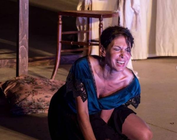 Σοκάρει η Δήμητρα Παπαδήμα: «Μου παραβίαζε το εσώρουχο πάνω στην σκηνή»