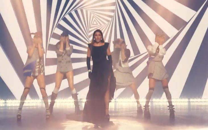 Έλενα Παπαρίζου: H βασίλισσα των βραβείων μεταμορφώνεται στη σκηνή των MAD VMA 21