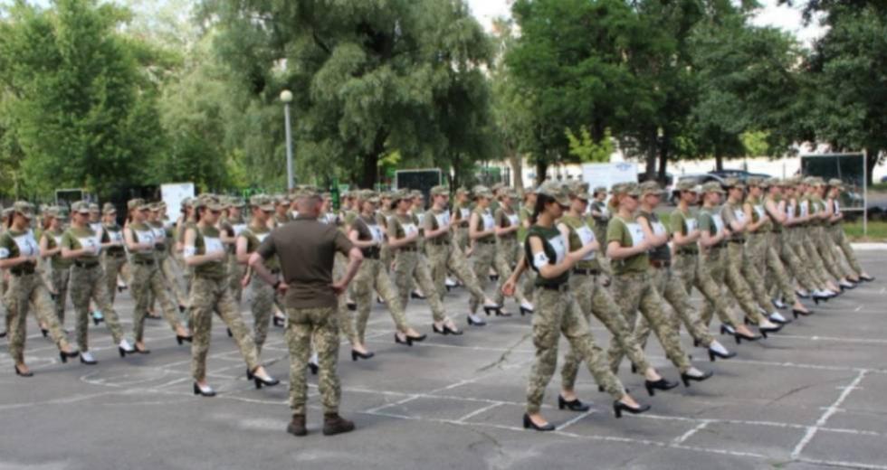 Ουκρανία: Γυναίκες στρατιωτικοί παρελαύνουν με γόβες – Θύελλα αντιδράσεων για τη σεξιστική απόφαση