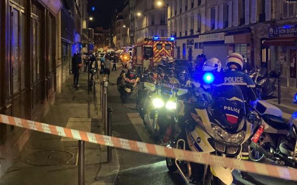 Συναγερμός στο Παρίσι: Αυτοκίνητο έπεσε σε καθισμένους πελάτες καφέ στο πεζοδρόμιο