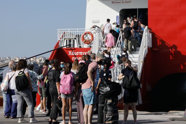 Αυστηροί έλεγχοι στα λιμάνια – Μπλόκο σε 5.300 επιβάτες
