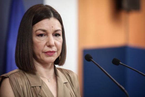 Πελώνη – Σταματήστε τα fake news, επιλογή της κυβέρνησης η ενημέρωση από Χαρδαλιά