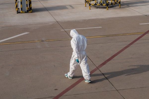 ΠΟΥ: Τα χαμηλά ποσοστά εμβολιασμού και η άρση των μέτρων λειτουργούν ως «τοξικός συνδυασμός»