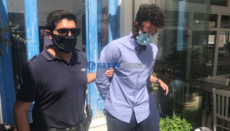 Φολέγανδρος: Γιούχαραν έξω από το Πρωτοδικείο Νάξου τον 30χρονο δολοφόνο της Γαρυφαλλιάς – Οι προκλητικές του δηλώσεις