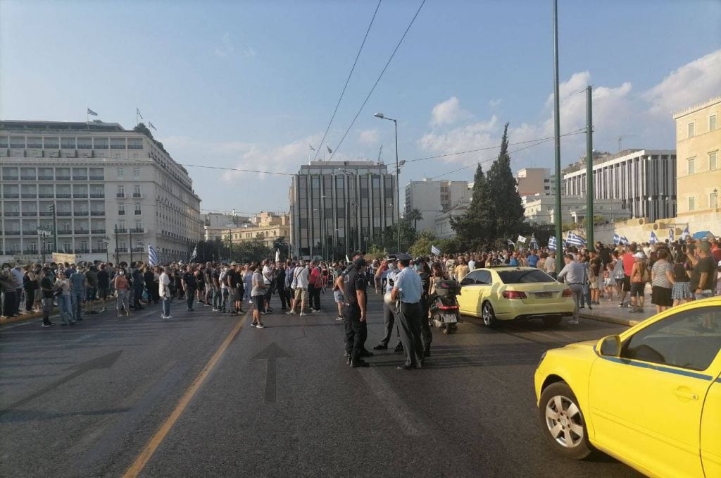 Αντιεμβολιαστές: Νέες συγκεντρώσεις σε Αθήνα και Θεσσαλονίκη με σημαίες και σταυρούς