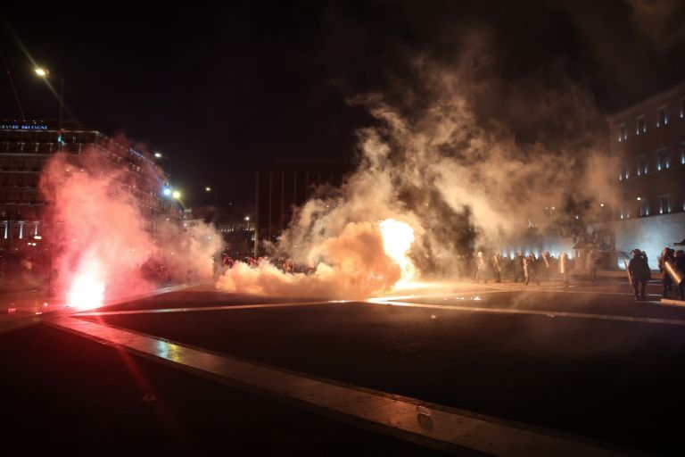 Σύνταγμα: Ειδικός φρουρός ανάμεσα στους προσαχθέντες αντιεμβολιαστές