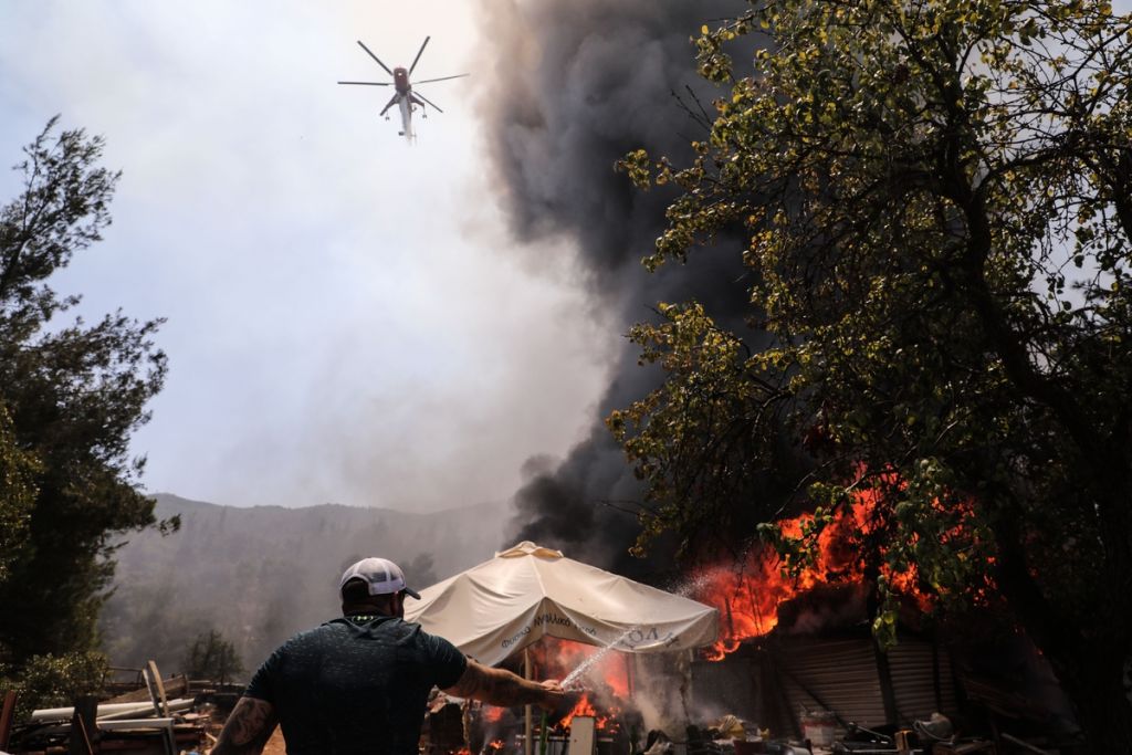 Εκτός ελέγχου η φωτιά σε Σταμάτα και Ροδόπολη – Καίγονται περιουσίες