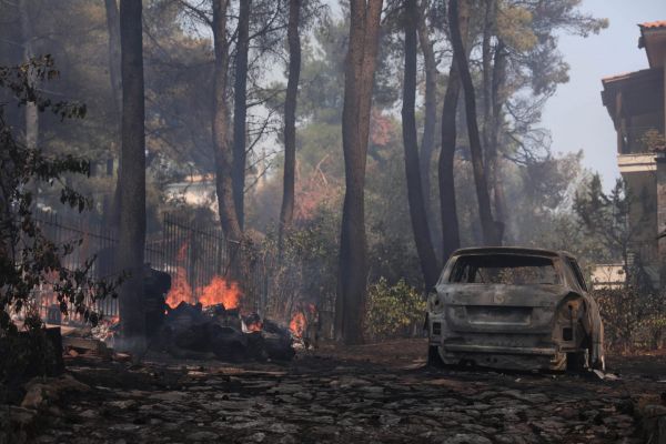 Χαρδαλιάς για φωτιά σε Σταμάτα και Ροδόπολη: Παραμένουν πολλές διάσπαρτες εστίες – Τέσσερις προσαγωγές
