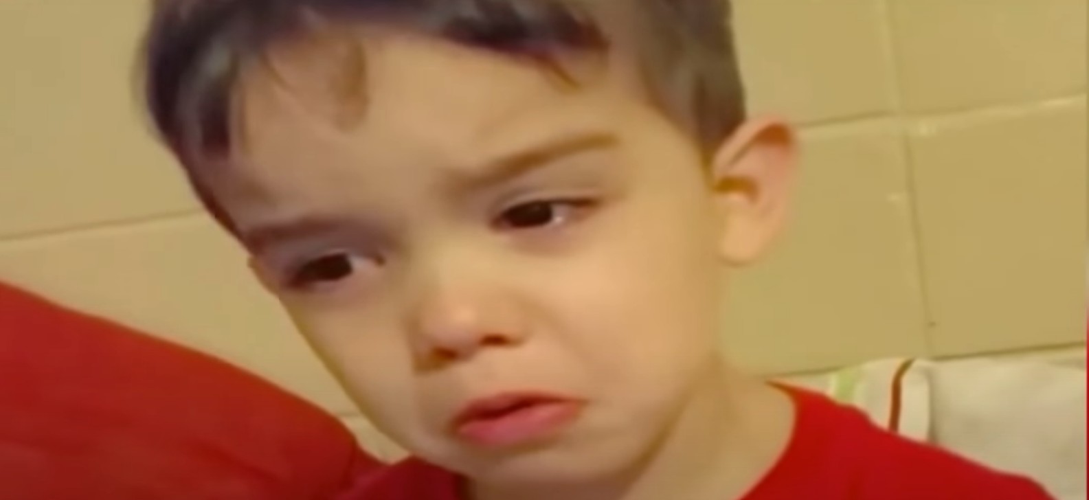 Πιτσιρικάς βάζει τα κλάματα επειδή το γεύμα του είναι πολύ όμορφο για να το φάει (βίντεο)