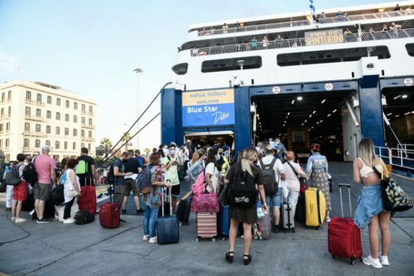 O κακός χαμός στον Πειραιά – Γιατί πρέπει να είστε στο λιμάνι μία ώρα πριν την αναχώρηση