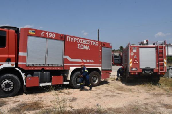 Σε εξέλιξη φωτιά στην περιοχή Χιόνα Αχαΐας