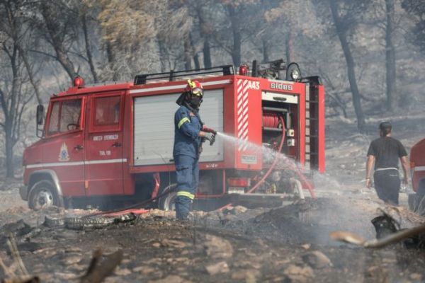 Φωτιά στο Κορωπί – Καίει ξερά χόρτα σε παράδρομο της Αττικής Οδού