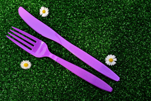 Πλαστικά μίας χρήσης: Τέλος εποχής – Ποια προϊόντα δεν θα ξαναβρούμε στο ράφι