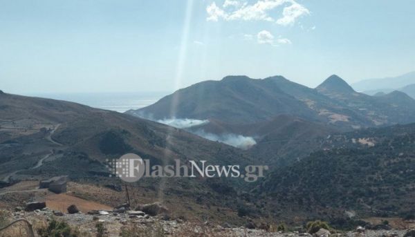 Φωτιά στο Ρέθυμνο: Προληπτική εκκένωση των παραλιών στην Πρέβελη