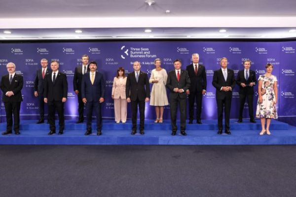 Η παρθενική συμμετοχή της Ελλάδας στην «Πρωτοβουλία των Τριών Θαλασσών» και το μήνυμα της Σακελλαροπούλου