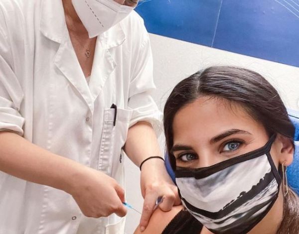 Χριστίνα Μπόμπα: «Γελάω με όσους λένε ότι πληρωνόμαστε για να διαφημίσουμε το εμβόλιο»