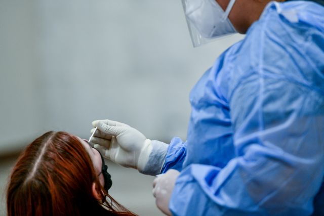 Μεγάλη προσέλευση πολιτών για rapid test στα νότια προάστια