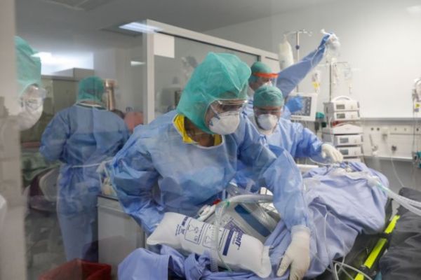 Εμβολιασμένος γιατρός που νοσηλεύεται με κοροναϊό εξηγεί γιατί πρέπει να εμβολιαστούν οι νέοι