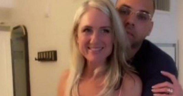 Χαμός στο Tik Tok με swinger που αφήνει τον άντρα της να «παίζει» με την μαμά της