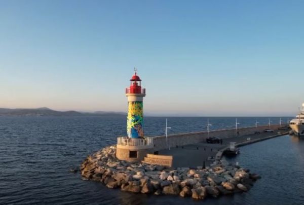Ο εμβληματικός φάρος του Σεν Τροπέ εκπέμπει «SOS»