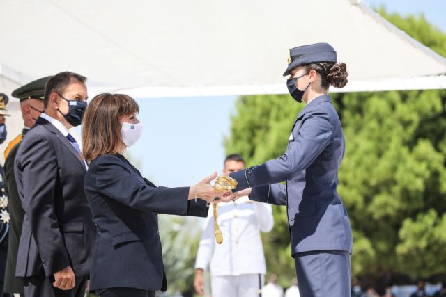 Σχολή Ικάρων: Τα ξίφη στους νέους και τις νέες ανθυποσμηναγούς έδωσε η Σακελλαροπούλου