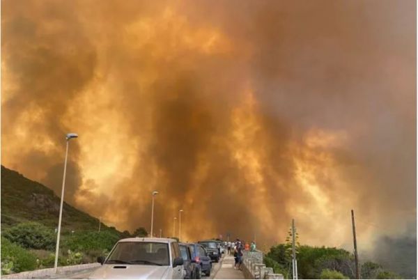Κόλαση στη Σαρδηνία: Κατάσταση έκτακτης ανάγκης – Καίγονται σπίτια, χιλιάδες άνθρωποι τα εγκαταλείπουν