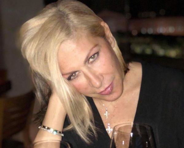 Έφη Σαρρή: Ποζάρει γυμνή με παρέα σε πισίνα