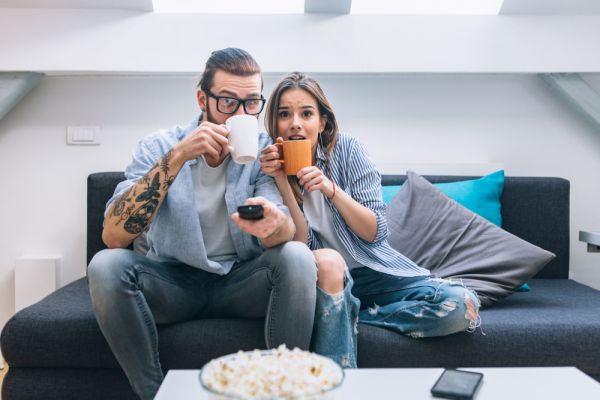 Έξι σειρές που θα σε κάνουν να ξεχάσεις το καλοκαίρι στην πόλη