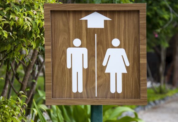 Γιατί στις διακοπές δεν πάμε τουαλέτα;