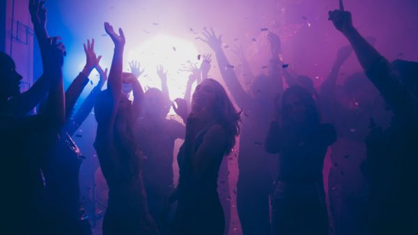 Αποκλειστικές εικόνες από κορονοπάρτι στη Μύκονο – Ξέφρενη διασκέδαση χωρίς μέτρα και αποστάσεις