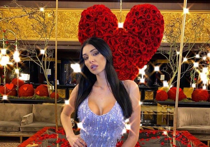 H Σία του Bachelor ετοιμάζεται να ανέβει στην πίστα με το φόρεμα που της είχε χαρίσει ο Βασιλάκος