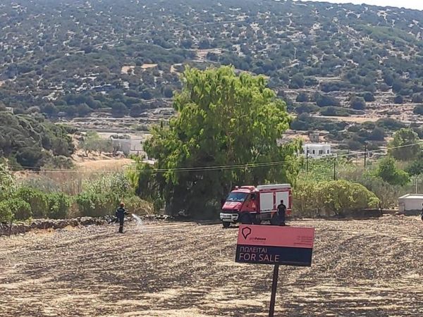 Φωτιά στο χωριό Γαλησσάς στη Σύρο