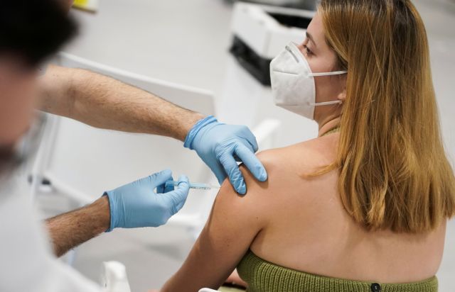 Ισπανία: Οι εμβολιασμοί επιβραδύνουν τη διασπορά κρουσμάτων – Η χώρα ετοιμάζεται για ενισχυτική τρίτη δόση